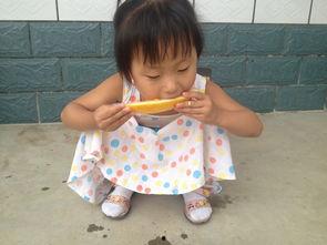 看见宝宝吃瓜,初尝瓜果的甜蜜瞬间