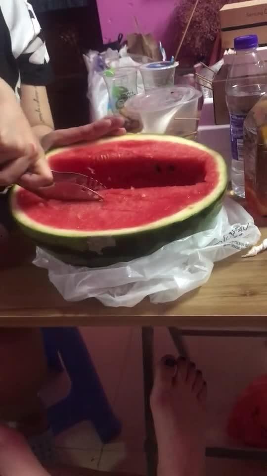 寝室自拍吃瓜,校园生活趣味横生